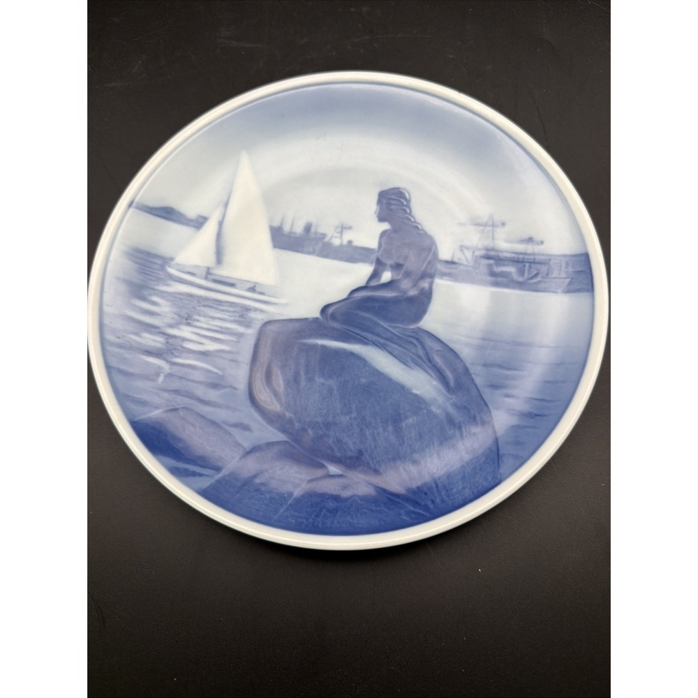 Royal Copenhagen Denmark The Little MERMAID Sea View #4679 Blue Plate 8"
